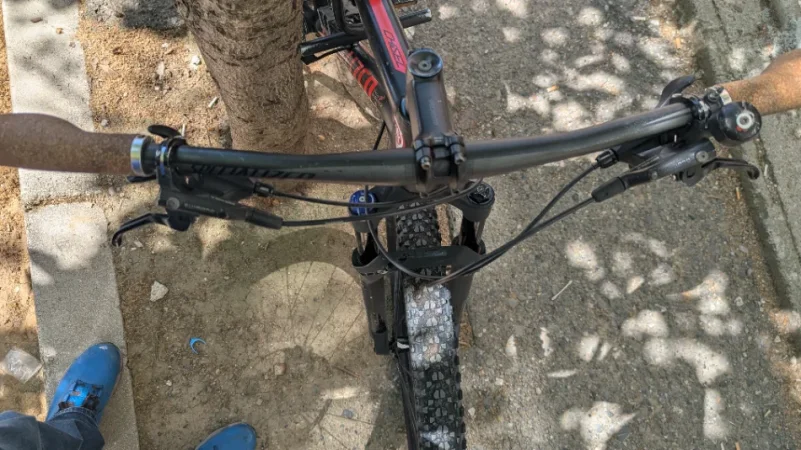 Shes biciklete per meshkuj SPECIALISED CHISEL e zeze 620€