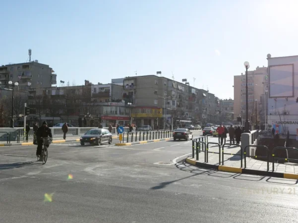 Tirane, jepet me qera ambjent biznesi Kati 0, 60 m² 2.000 € (Pallati me SHIGJETA)