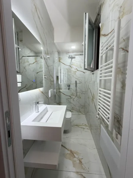 Tirane, jepet me qera apartament 1+1 Kati 2, 55 m² 570 € (Perball Delijorgjit)