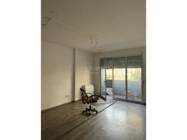 Tirane, jepet me qera zyre Kati 1, 104 m² 1.500 € (stadiumi Dinamo)