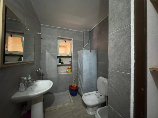 Tirane, jepet me qera apartament 1+1+Ballkon Kati 5, 60 m² 500 € (Komuna e Parisit)