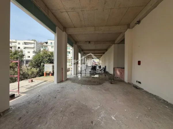 Tirane, shitet dyqan Kati 0, 280 m² 700.000 € (TEK LIQENI I THATË)