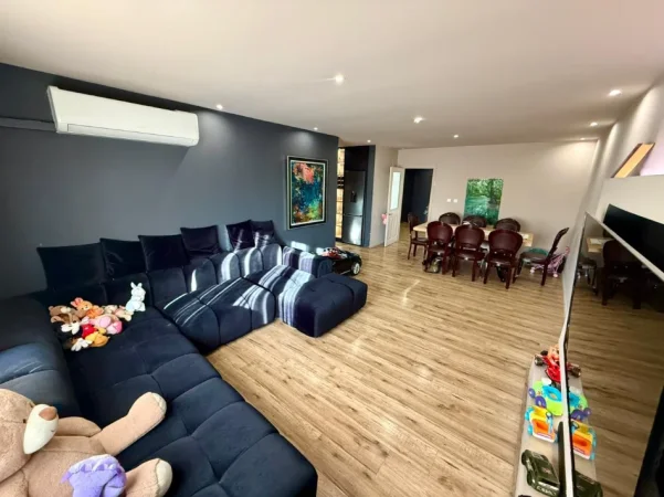 Tirane, shitet apartament 3+1 Kati 8, 132 m² 200.000 €