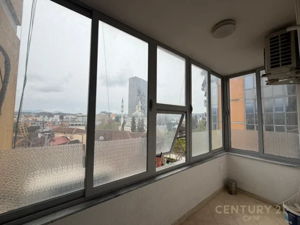 Tirane, jepet me qera zyre Kati 5, 118 m² 950 € (Prane Parlamentit)