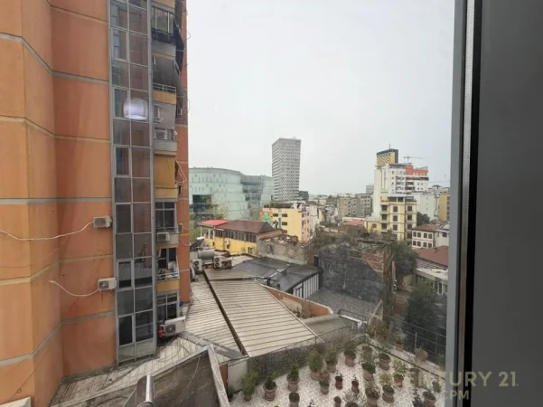 Tirane, jepet me qera zyre Kati 5, 118 m² 950 € (Prane Parlamentit)