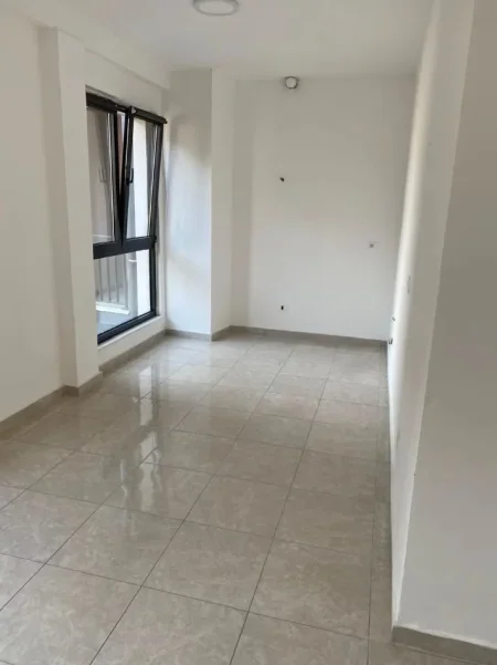 Tirane, jepet me qera apartament 2+1+Ballkon Kati 3, 89 m² 800 € (PAZARI I RI)