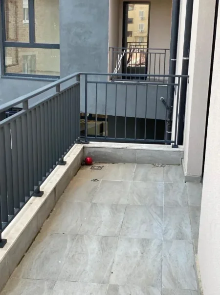 Tirane, jepet me qera apartament 2+1+Ballkon Kati 3, 89 m² 800 € (PAZARI I RI)