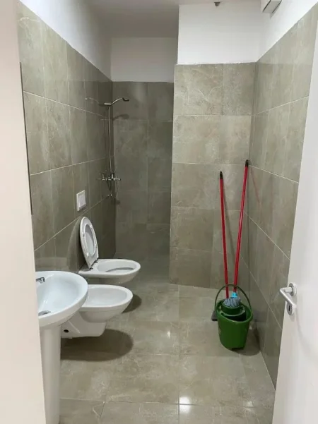 Tirane, jepet me qera apartament 2+1+Ballkon Kati 3, 89 m² 800 € (PAZARI I RI)