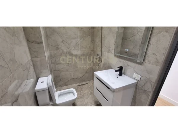 Tirane, shitet apartament 1+1 Kati 5, 111.000 € 