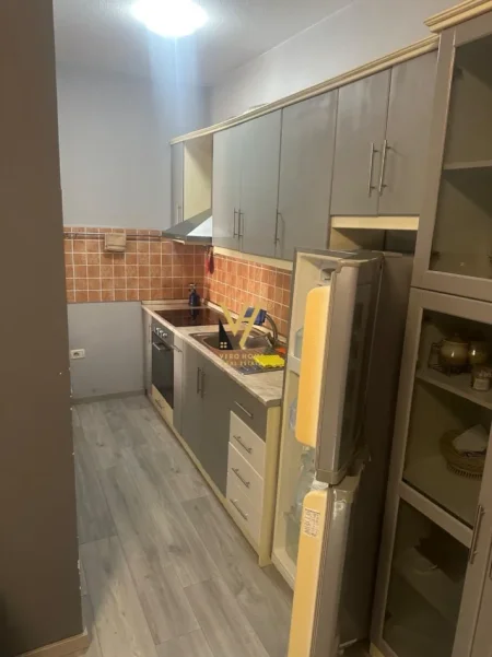 Tirane, jepet me qera apartament 2+1+Ballkon Kati 4, 92 m² 700 € (RRUGA E ELBASANIT)