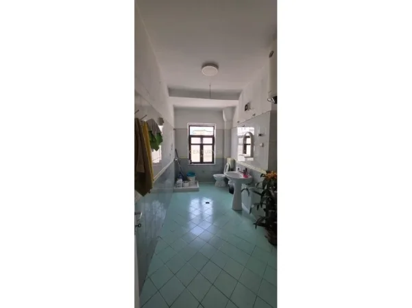 Tirane, jepet me qera zyre Kati 3, 97 m² 800 € (Rruga e Elbasanit)