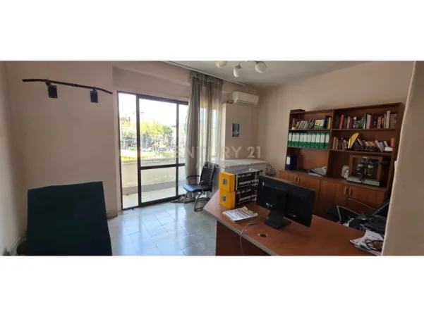 Tirane, jepet me qera zyre Kati 3, 97 m² 800 € (Rruga e Elbasanit)