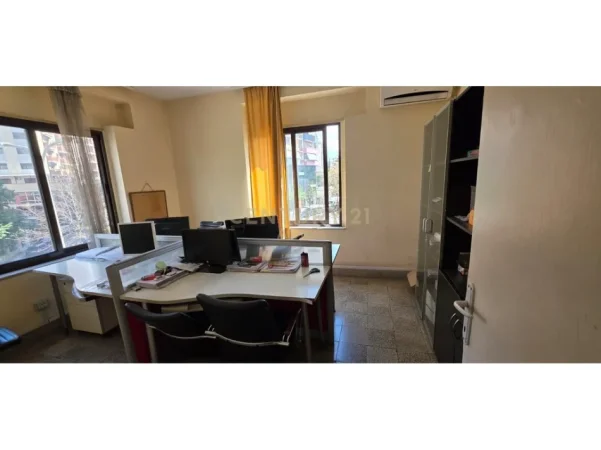 Tirane, jepet me qera zyre Kati 3, 97 m² 800 € (Rruga e Elbasanit)