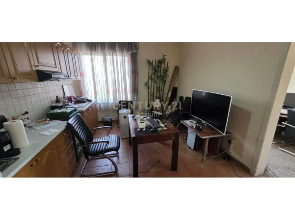 Tirane, jepet me qera zyre Kati 3, 97 m² 800 € (Rruga e Elbasanit)