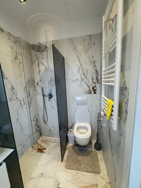 Me Qera: 1+1📍Brenda Kompleksit Delijorgj - 65,000 Leke/muaj - S.65m² - Kati.9 || Nje nga komplekset me te preferuara te Tiranes✨️