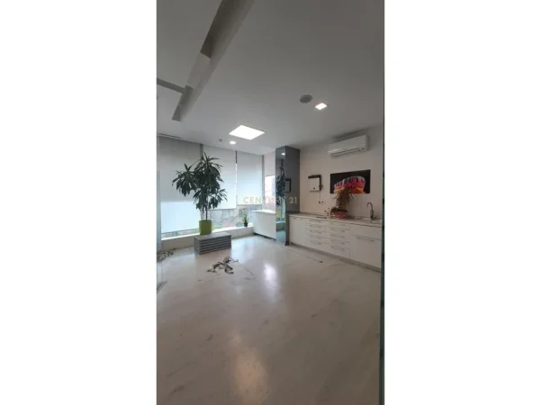 Tirane, jepet me qera ambjent biznesi Kati 1, 208 m² 3.600 € (Gjimnazi Petro Nini)