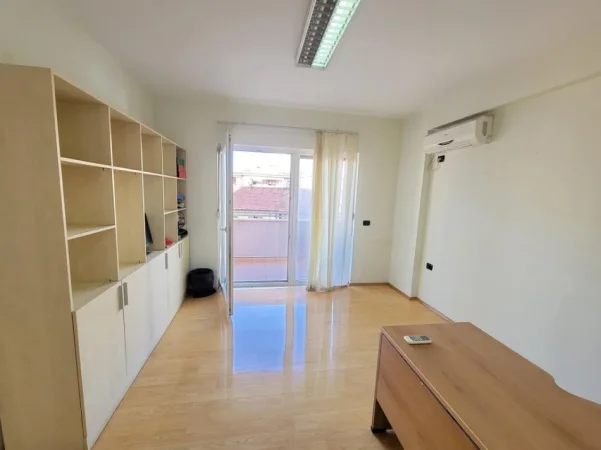 Tirane, jepet me qera ambjent biznesi Kati 3, 108 m² 750 € (Sheshi Wilson)