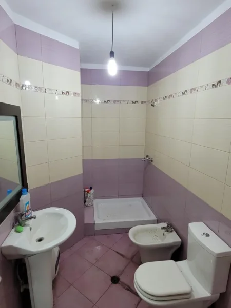 Tirane, jepet me qera ambjent biznesi Kati 3, 108 m² 750 € (Sheshi Wilson)