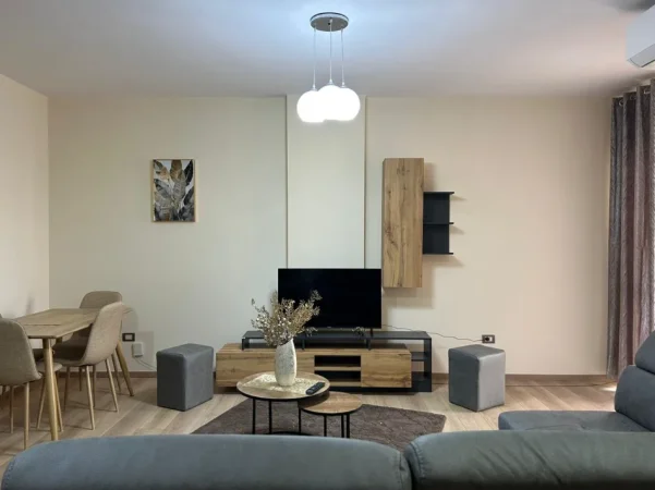 JEPET APARTAMENT 1+1 ME QERA TEK GLOBE , RRUGA E KAVAJËS (PËRBALLË DELIJORGJIT), 650 EUR