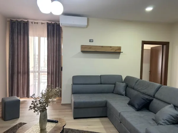 JEPET APARTAMENT 1+1 ME QERA TEK GLOBE , RRUGA E KAVAJËS (PËRBALLË DELIJORGJIT), 650 EUR