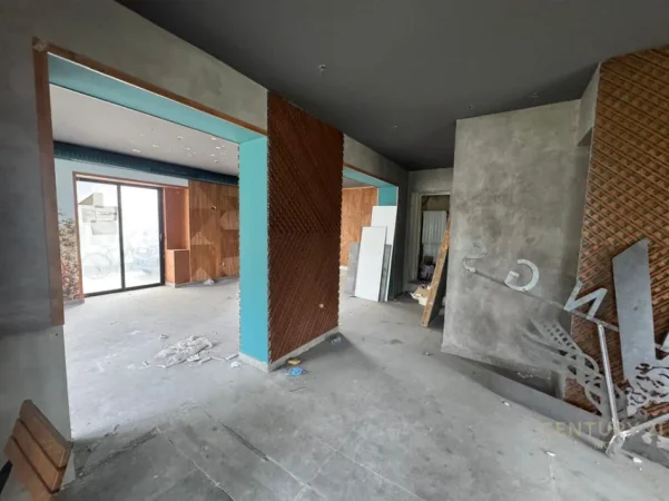 Tirane, shitet dyqan Kati 0, 100 m² 700.000 € 