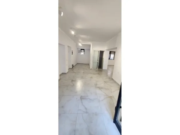 Tirane, jepet me qera dyqan Kati 0, 70 m² 2.000 € (Xhamllik)