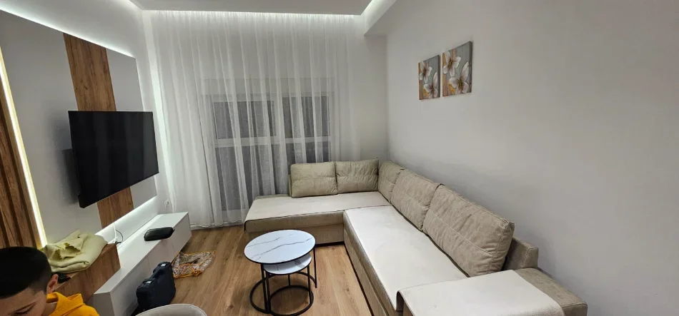 Tirane, jepet me qera apartament 2+1 Kati 7, (Ali Demi)