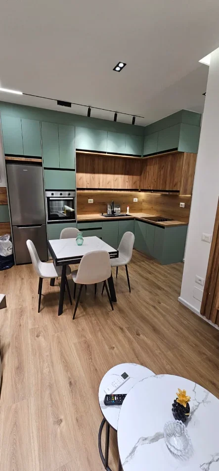 Tirane, jepet me qera apartament 2+1 Kati 7, (Ali Demi)
