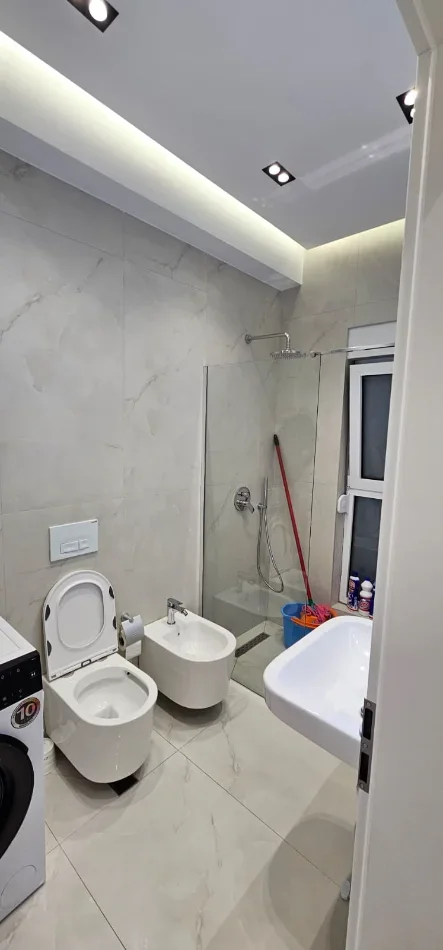 Tirane, jepet me qera apartament 2+1 Kati 7, (Ali Demi)