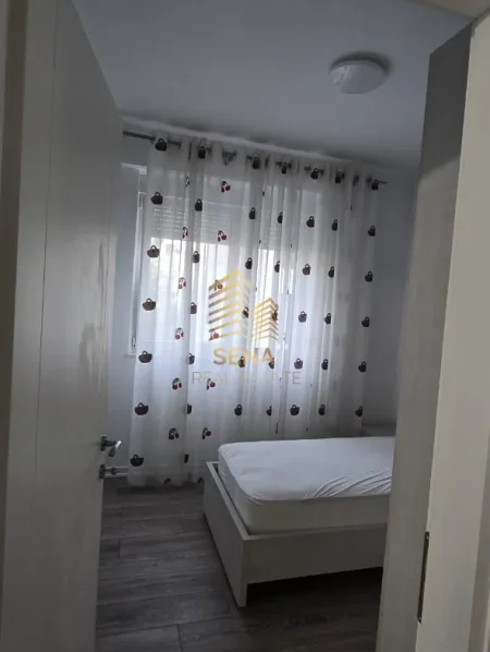 Tirane, jepet me qera apartament 2+1+Ballkon Kati 3, 83 m² 650 € (Liqeni i Tthate)