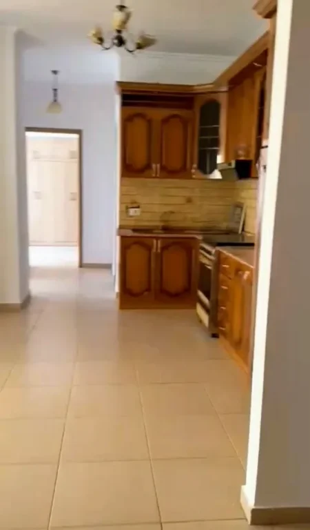 Tirane, jepet me qera apartament 2+1+Ballkon Kati 4, 112 m² 650 € (tek Selvia)