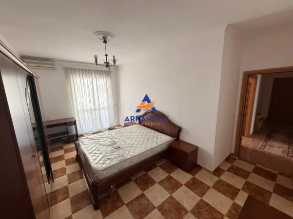 Tirane, jepet me qera apartament 2+1+Ballkon Kati 3, 110 m² 682 € 