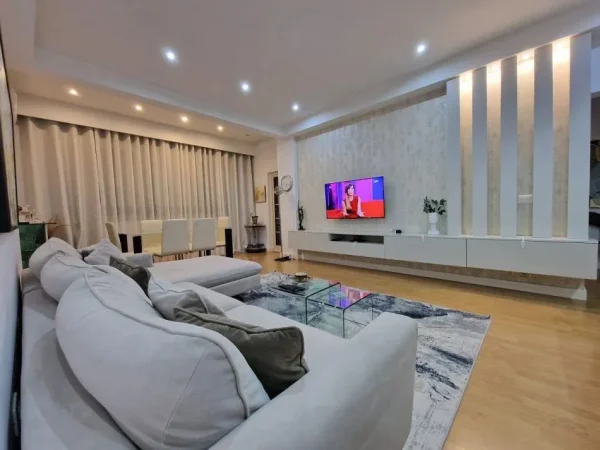 Tirane, shitet apartament 3+1+Ballkon Kati 8, 137 m² 350.000 € (MINE PEZA)