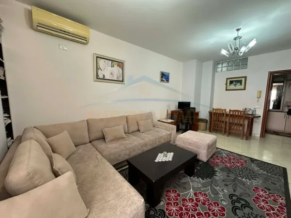 Tirane, jepet me qera apartament 1+1 Kati 3, 70 m² 380 € (Fresk)
