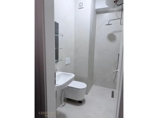 Tirane, jepet me qera apartament 1+1 Kati 5, 400 € 