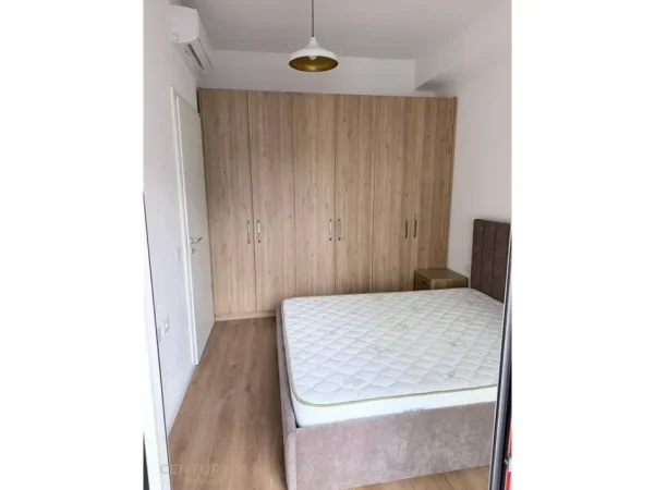 Tirane, jepet me qera apartament 1+1 Kati 5, 400 € 