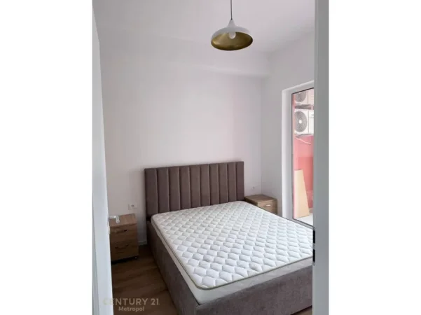 Tirane, jepet me qera apartament 1+1 Kati 5, 400 € 