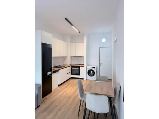 Tirane, jepet me qera apartament 1+1 Kati 5, 400 € 