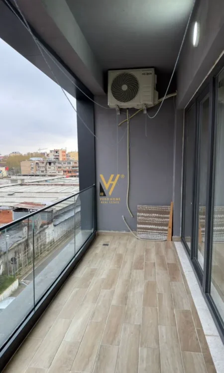 Tirane, jepet me qera apartament 2+1+Ballkon Kati 3, 78 m² 700 € (RRUGA E DIBRES)