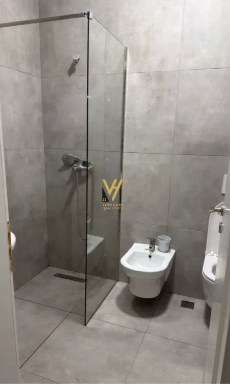 Tirane, jepet me qera apartament 2+1+Ballkon Kati 3, 78 m² 700 € (RRUGA E DIBRES)