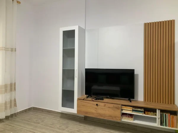 Tirane, jepet me qera apartament 1+1+Aneks+Ballkon Kati 5, 72 m² 500 € (rruga e kavajes)