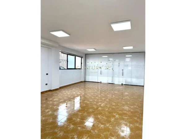Tirane, jepet me qera dyqan , 65 m² 600 €