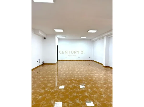 Tirane, jepet me qera dyqan , 65 m² 600 €