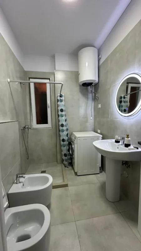 Tirane, jepet me qera apartament 1+1+post parkimi Kati 3, 70 m² 550 € (5 Maji)