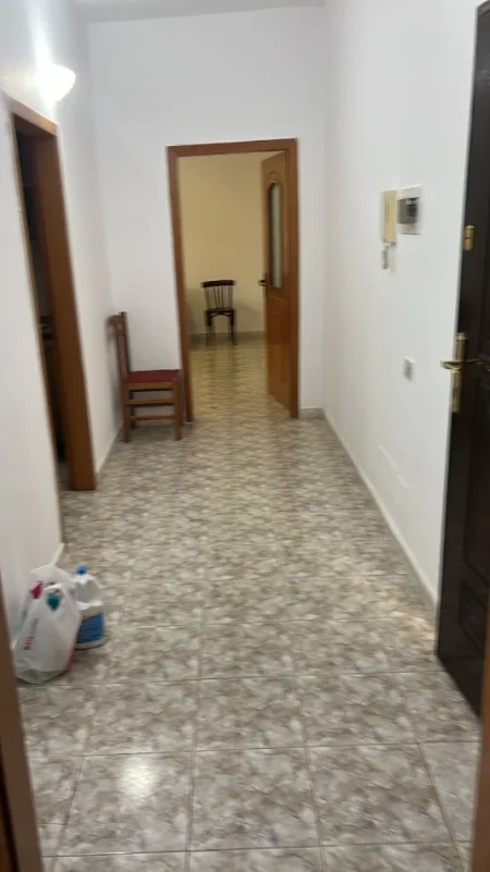 Durres, jepet me qera apartament 1+1+Ballkon Kati 2, 70 m² 300 € (gjykata)