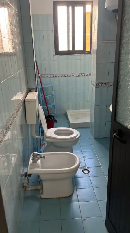 Durres, jepet me qera apartament 1+1+Ballkon Kati 2, 70 m² 300 € (gjykata)