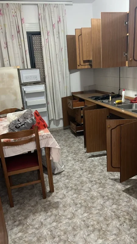 Durres, jepet me qera apartament 1+1+Ballkon Kati 2, 70 m² 300 € (gjykata)
