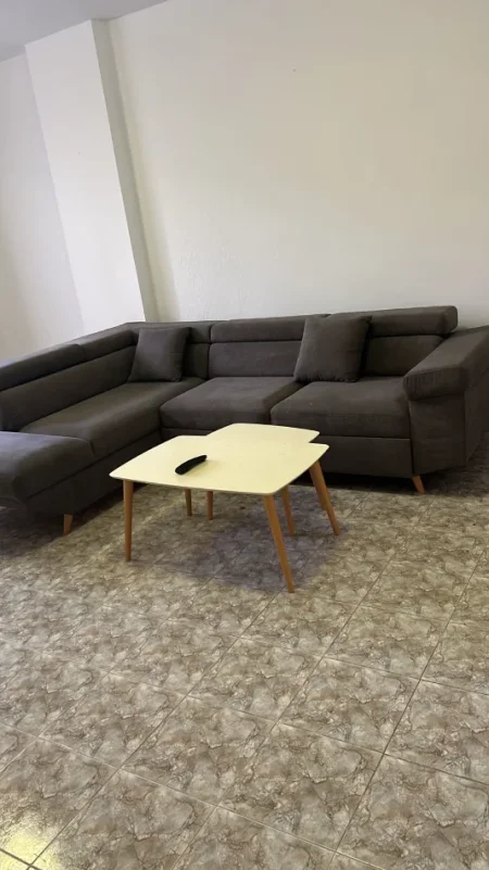 Durres, jepet me qera apartament 1+1+Ballkon Kati 2, 70 m² 300 € (gjykata)