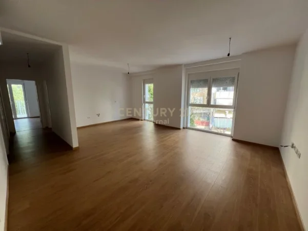 Tirane, jepet me qera zyre Kati 1, 119 m² 1.200 € (Prane Air Albania)
