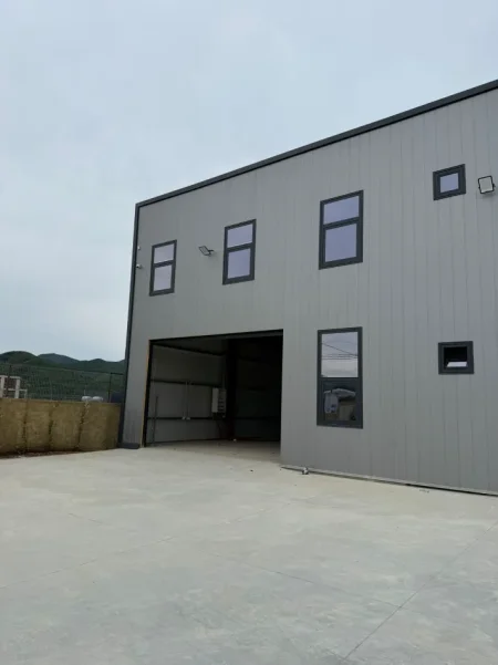 Tirane, jepet me qera magazine , 1.300 m² 4.200 € (KOMBINAT)